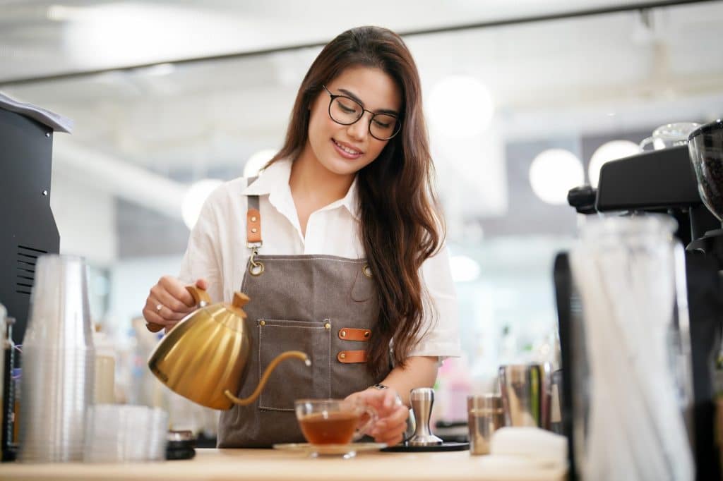 Kafe Çalışanı Kahve Servisi Hazırlıyor